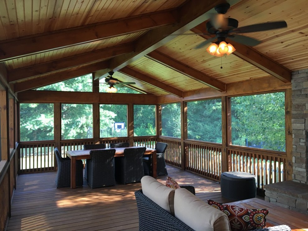 Idées déco pour un grand porche d'entrée de maison arrière montagne avec une moustiquaire, une terrasse en bois et une extension de toiture.