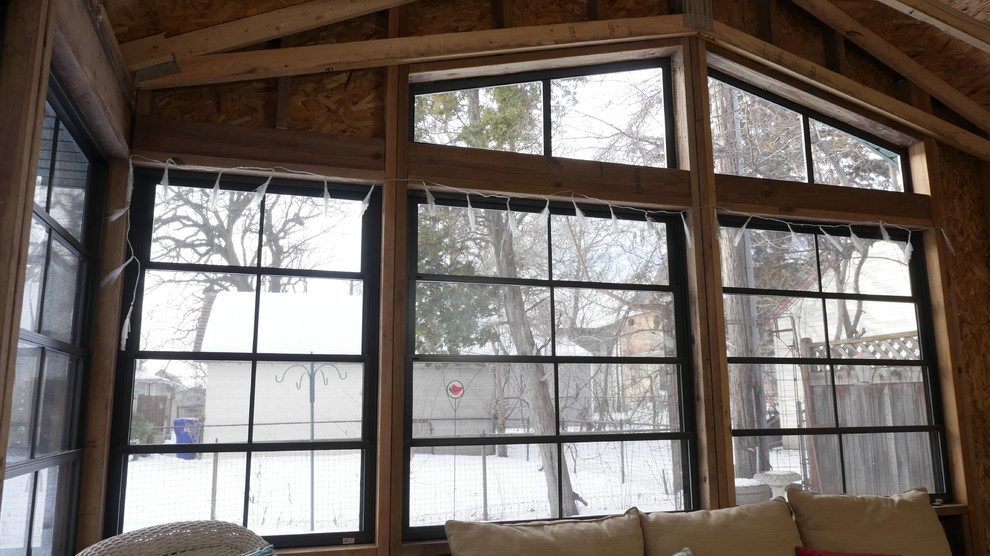 Mittelgroße, Verglaste, Überdachte Rustikale Veranda hinter dem Haus mit Betonplatten in Minneapolis