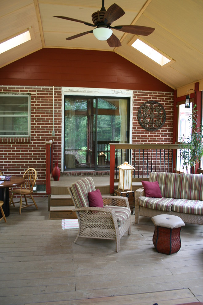 Inspiration för en mellanstor rustik innätad veranda på baksidan av huset, med takförlängning