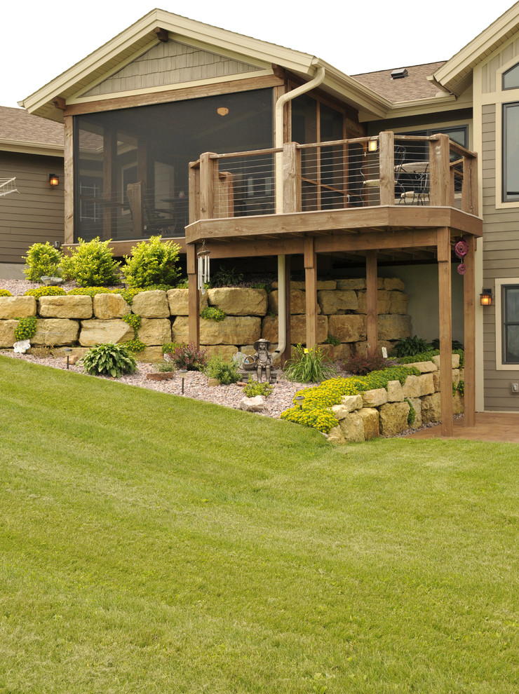 Modelo de terraza de tamaño medio en patio trasero y anexo de casas con entablado