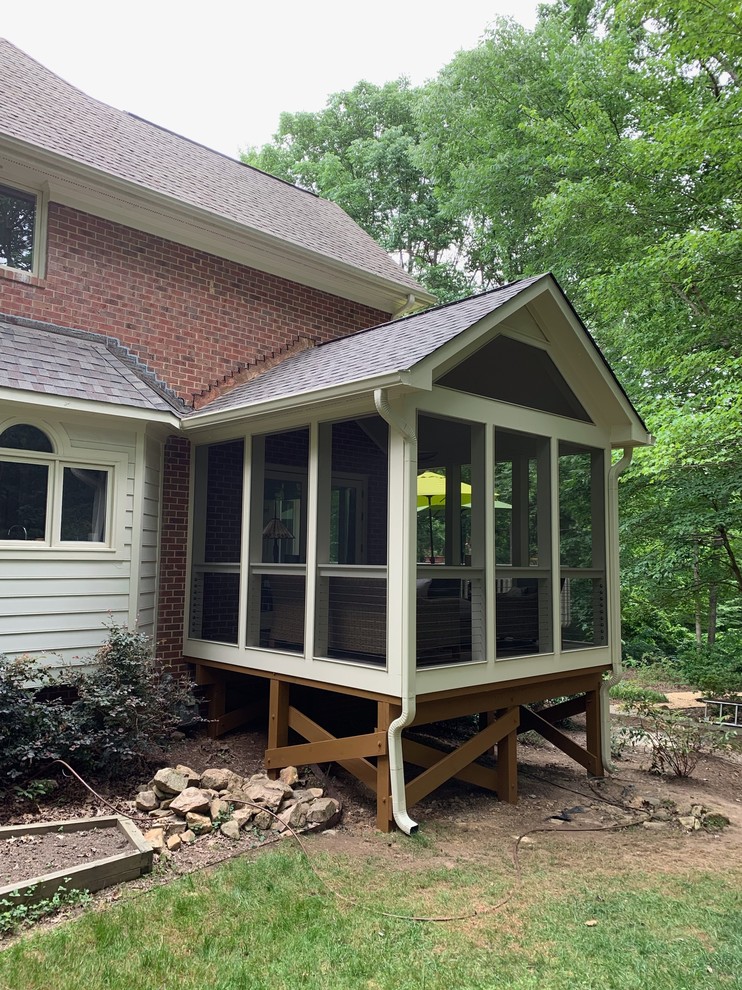 Idéer för att renovera en liten funkis innätad veranda längs med huset
