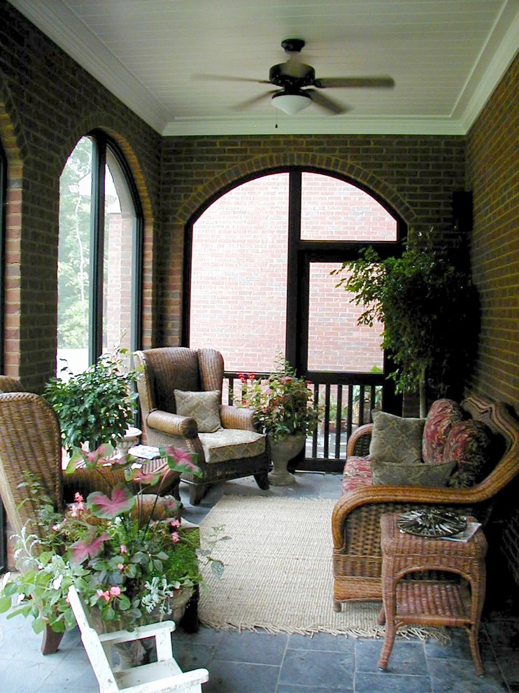 Aménagement d'un porche d'entrée de maison classique.