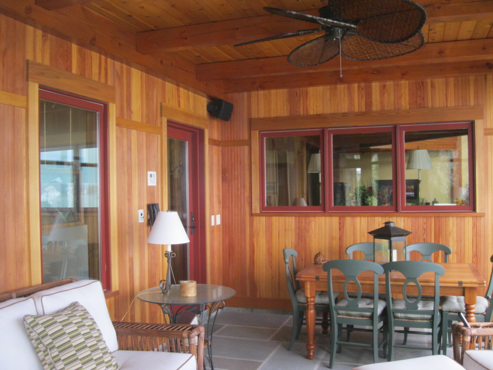 Réalisation d'un porche d'entrée de maison arrière chalet de taille moyenne avec des pavés en pierre naturelle et une extension de toiture.
