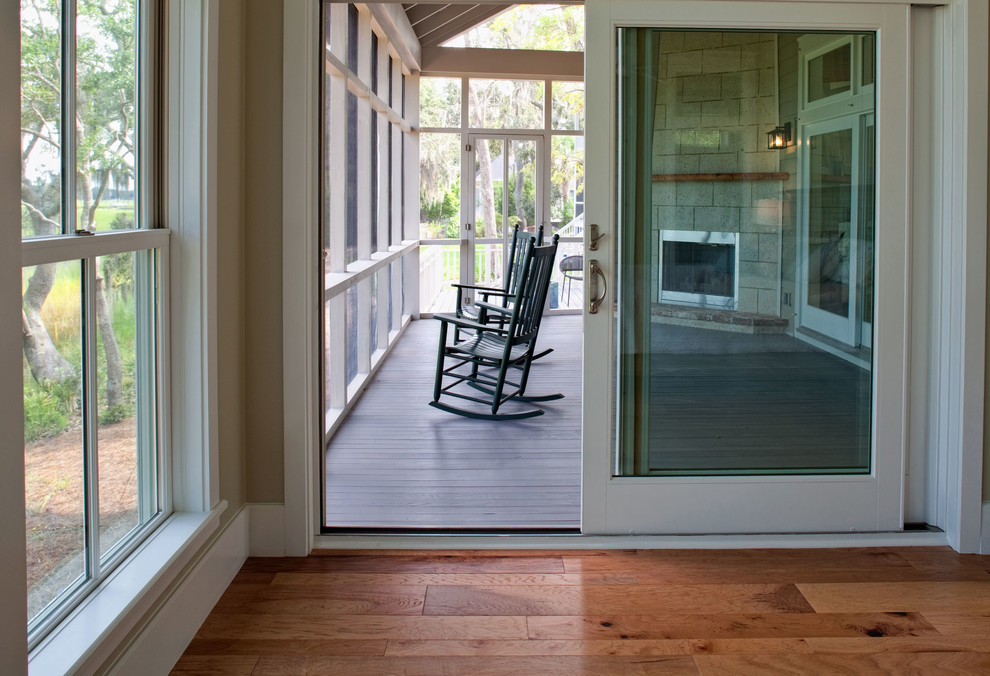 Idée de décoration pour un porche d'entrée de maison arrière tradition de taille moyenne avec un foyer extérieur et une extension de toiture.