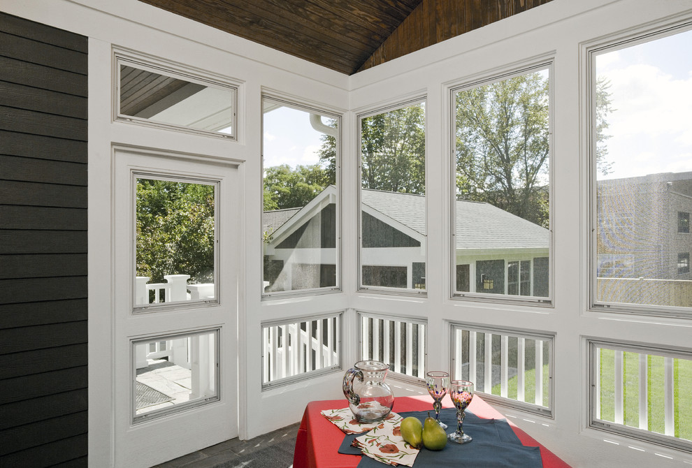 Cette photo montre un porche d'entrée de maison arrière craftsman de taille moyenne avec une moustiquaire, des pavés en brique et une extension de toiture.
