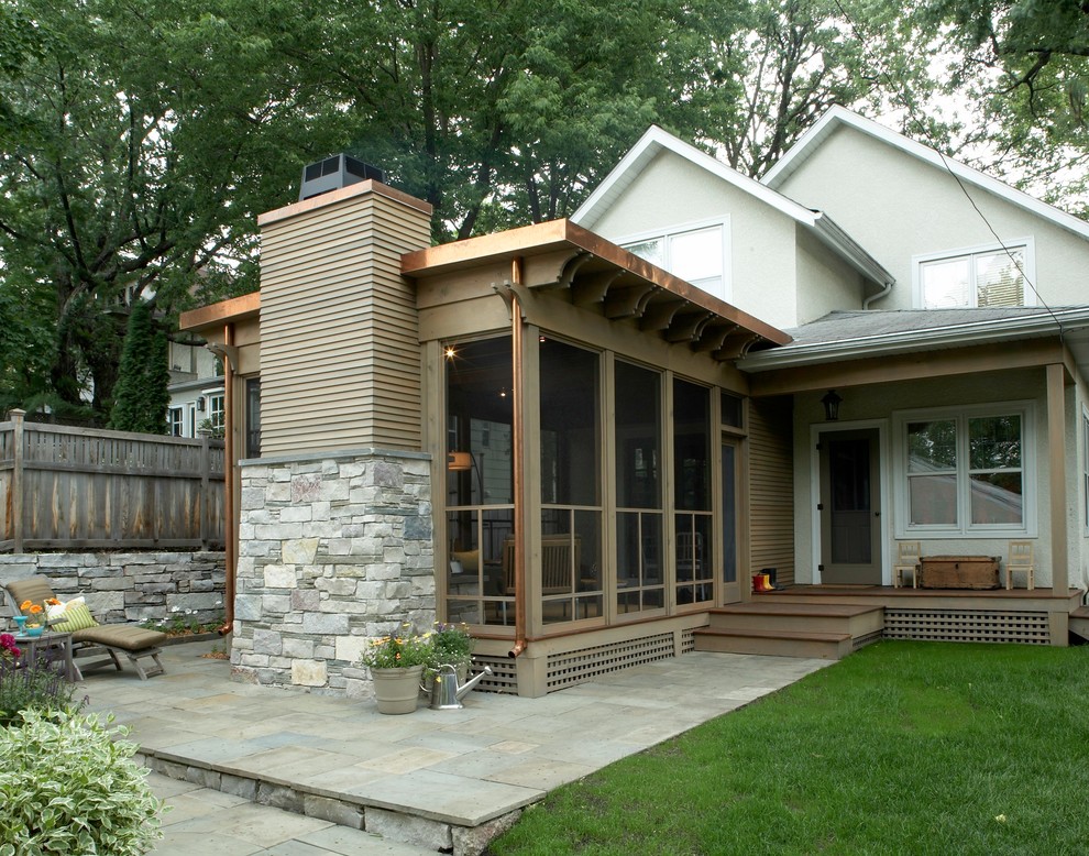 Foto di un portico american style di medie dimensioni e dietro casa con un focolare, pavimentazioni in pietra naturale e un tetto a sbalzo