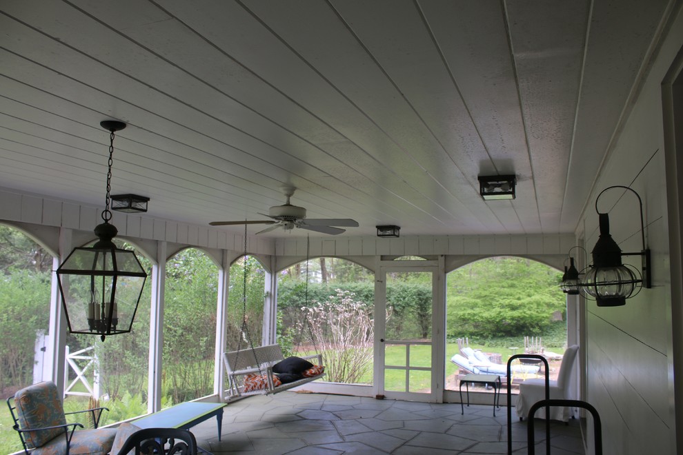 Réalisation d'un grand porche d'entrée de maison arrière champêtre avec une moustiquaire et une extension de toiture.