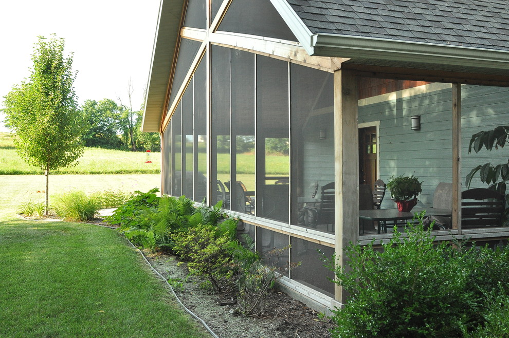 Réalisation d'un porche d'entrée de maison arrière design de taille moyenne avec une moustiquaire, une terrasse en bois et une extension de toiture.