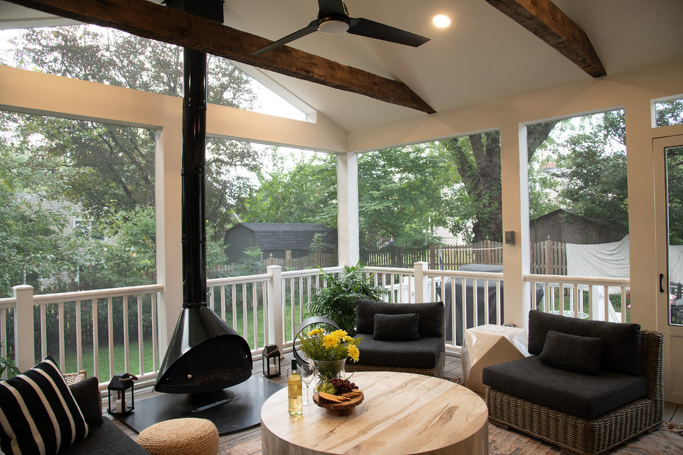 Réalisation d'un porche d'entrée de maison arrière tradition de taille moyenne avec une moustiquaire et une extension de toiture.