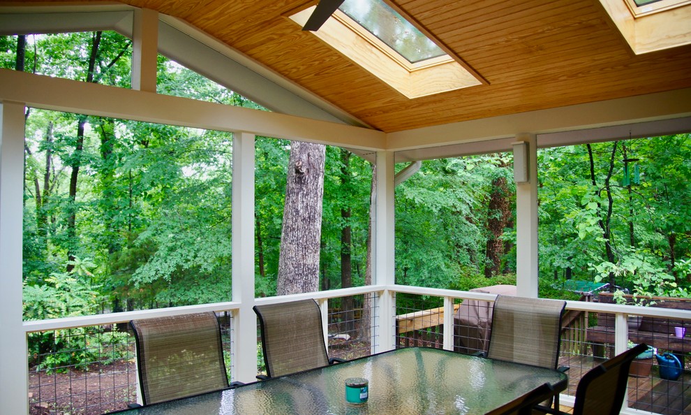 Exemple d'un porche d'entrée de maison arrière tendance de taille moyenne avec une moustiquaire et une extension de toiture.