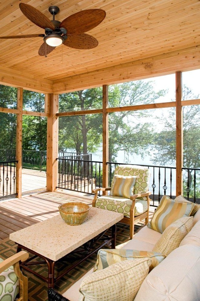Exempel på en modern innätad veranda