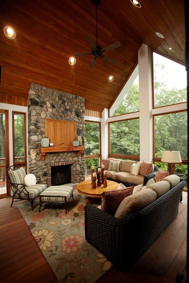 Inspiration pour un porche d'entrée de maison traditionnel avec une terrasse en bois et une extension de toiture.