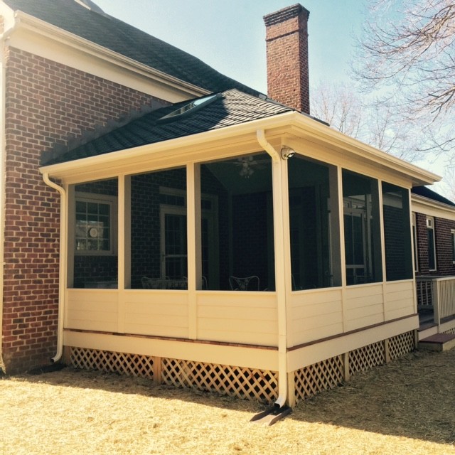 Idées déco pour un petit porche d'entrée de maison avant classique avec une moustiquaire, une terrasse en bois et une extension de toiture.