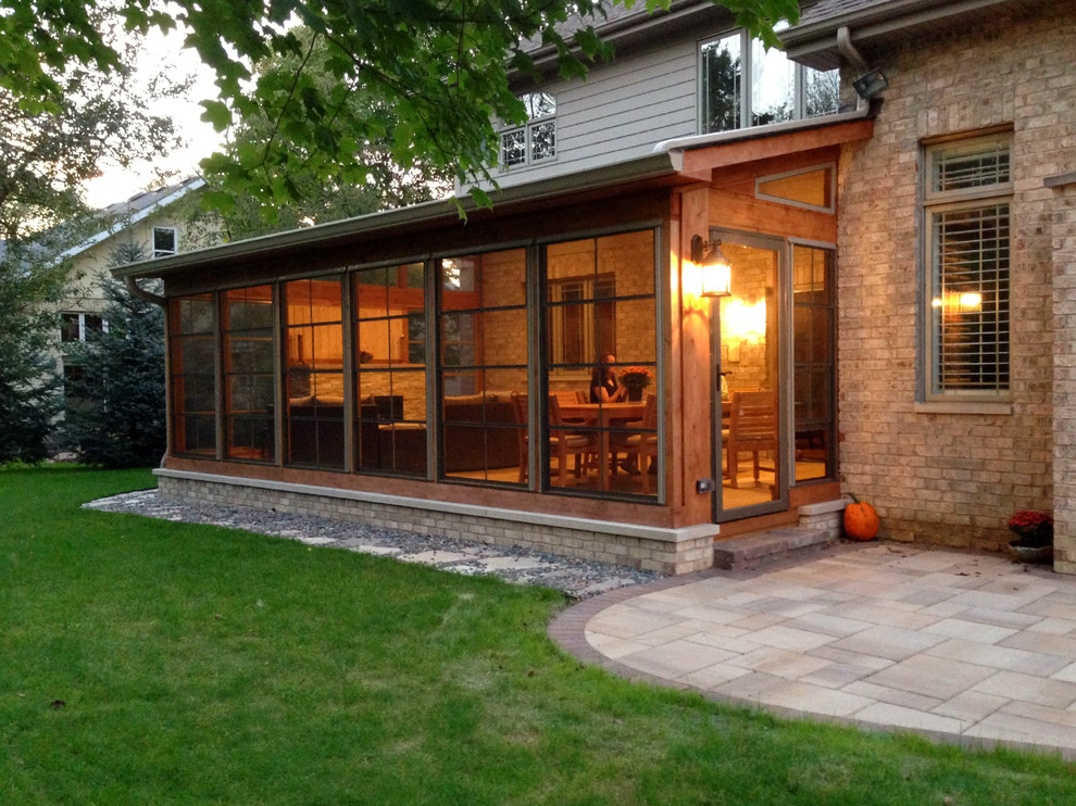 Diseño de porche cerrado rústico de tamaño medio en patio trasero y anexo de casas con entablado