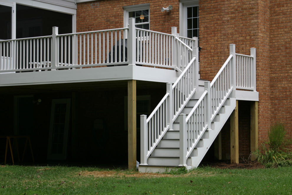 Exempel på en mellanstor klassisk innätad veranda på baksidan av huset, med trädäck och takförlängning