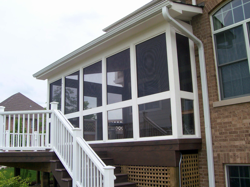 Idéer för stora vintage innätade verandor på baksidan av huset, med trädäck och takförlängning