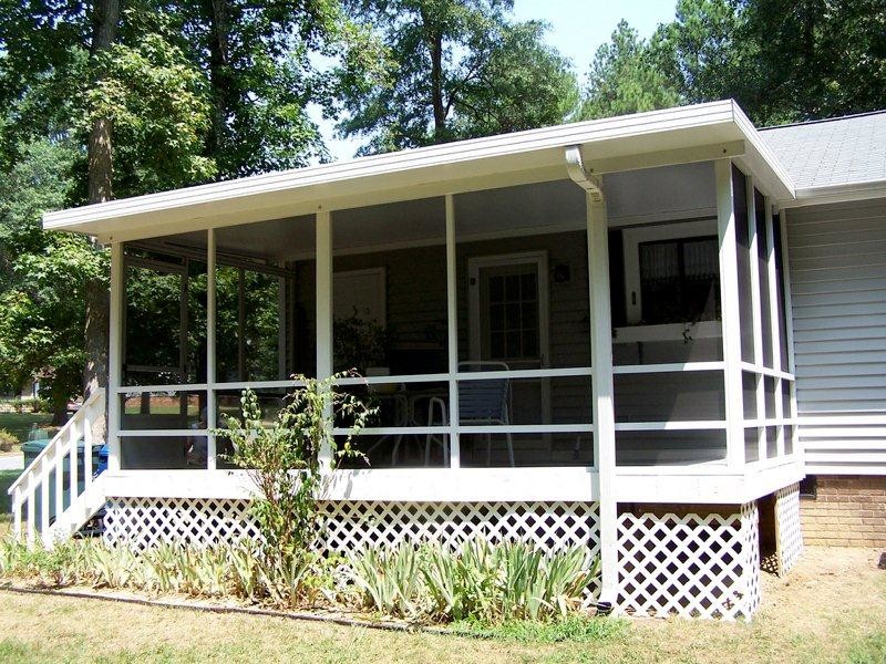Immagine di un piccolo portico classico dietro casa con un tetto a sbalzo, un portico chiuso e pedane