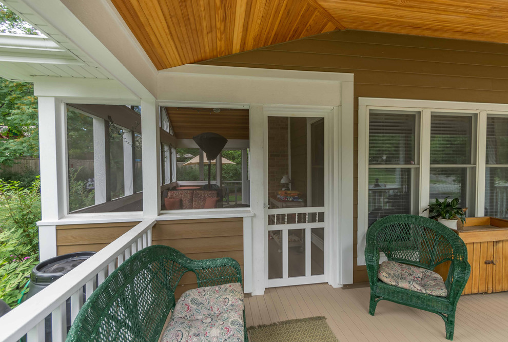 Aménagement d'un porche d'entrée de maison latéral classique de taille moyenne avec une moustiquaire, des pavés en brique, une extension de toiture et un garde-corps en bois.
