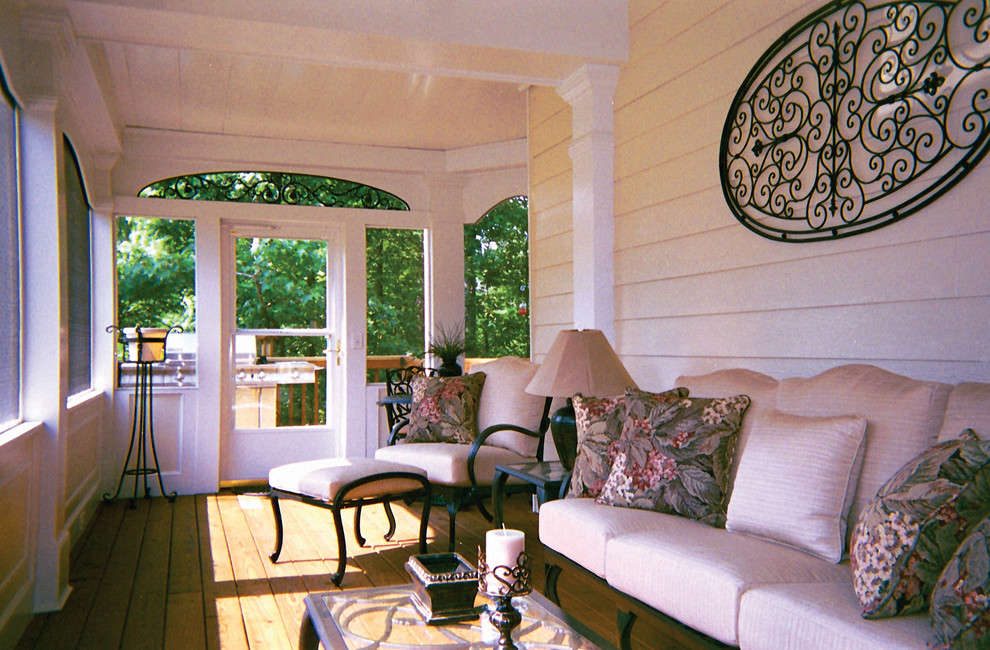 Exempel på en klassisk veranda längs med huset, med takförlängning