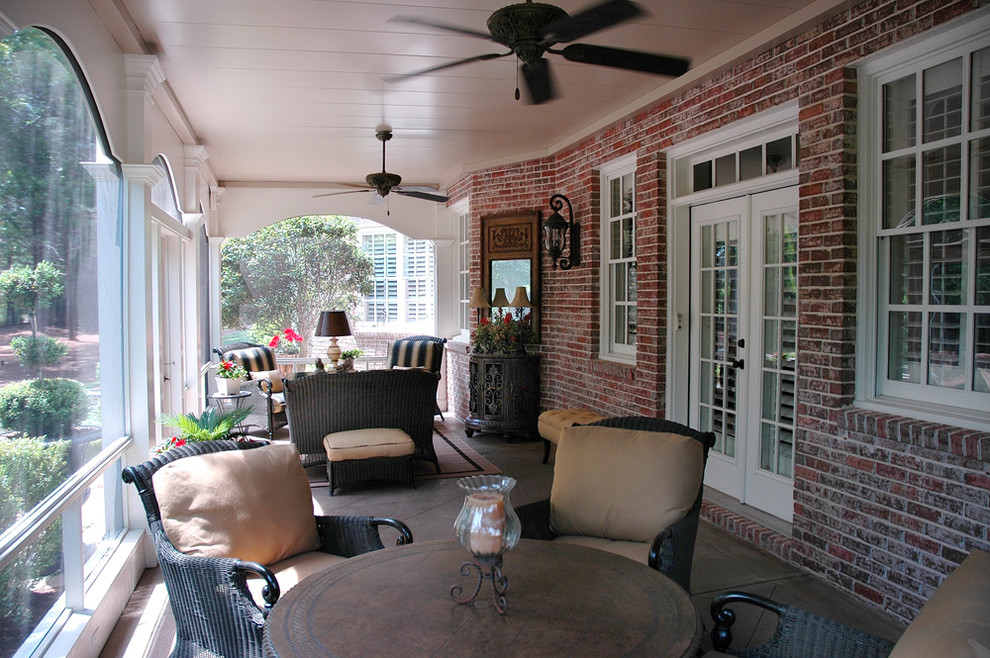 Inspiration för en vintage veranda på baksidan av huset, med takförlängning