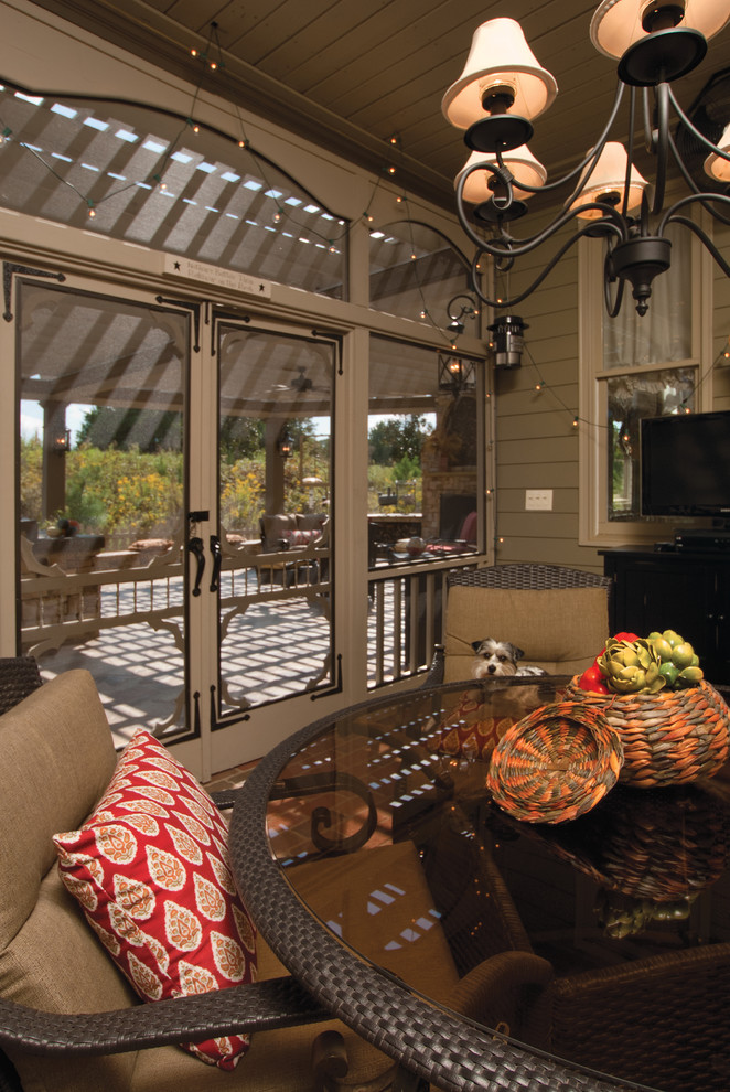 Inspiration pour un porche d'entrée de maison arrière traditionnel avec une extension de toiture.