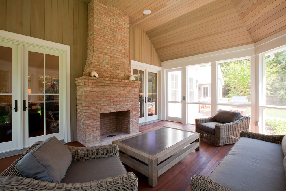 Inspiration pour un grand porche d'entrée de maison arrière traditionnel avec une moustiquaire.
