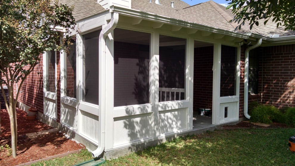 Bild på en liten amerikansk innätad veranda på baksidan av huset, med betongplatta och takförlängning