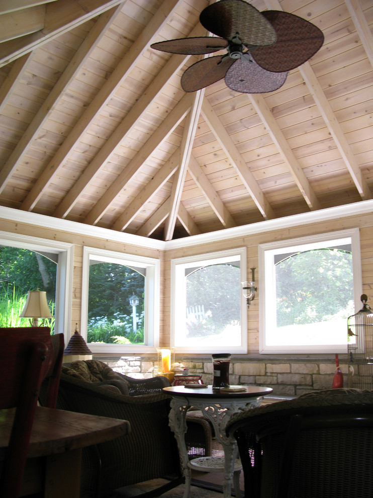 Inspiration pour un porche d'entrée de maison arrière traditionnel de taille moyenne avec une moustiquaire et une extension de toiture.