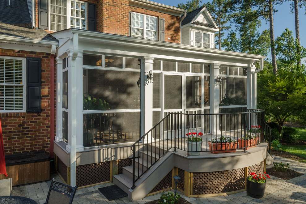 Esempio di un portico american style di medie dimensioni e dietro casa con un portico chiuso e un tetto a sbalzo