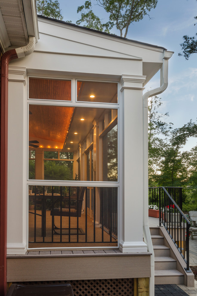 Immagine di un portico american style di medie dimensioni e dietro casa con un portico chiuso e un tetto a sbalzo