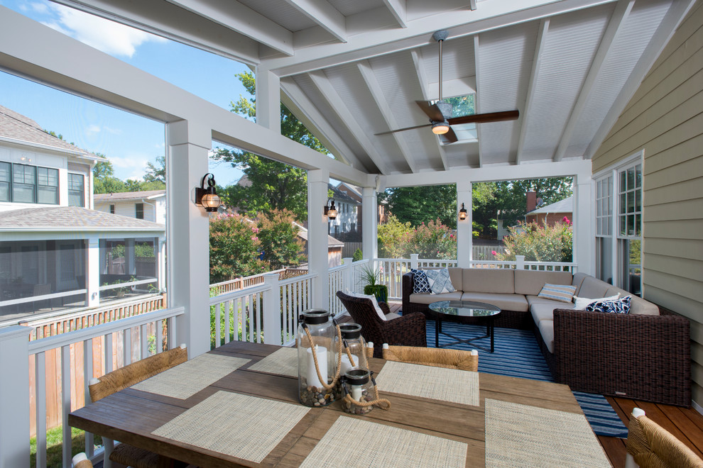Idées déco pour un grand porche d'entrée de maison arrière classique avec une moustiquaire, une terrasse en bois et une extension de toiture.