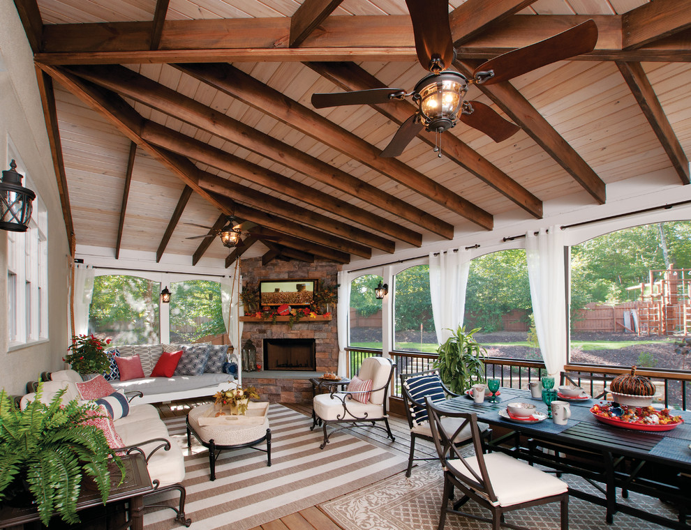 Idée de décoration pour un porche d'entrée de maison arrière tradition avec une extension de toiture.