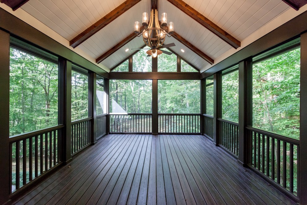 Cette photo montre un porche d'entrée de maison arrière chic avec une moustiquaire, une terrasse en bois et une extension de toiture.