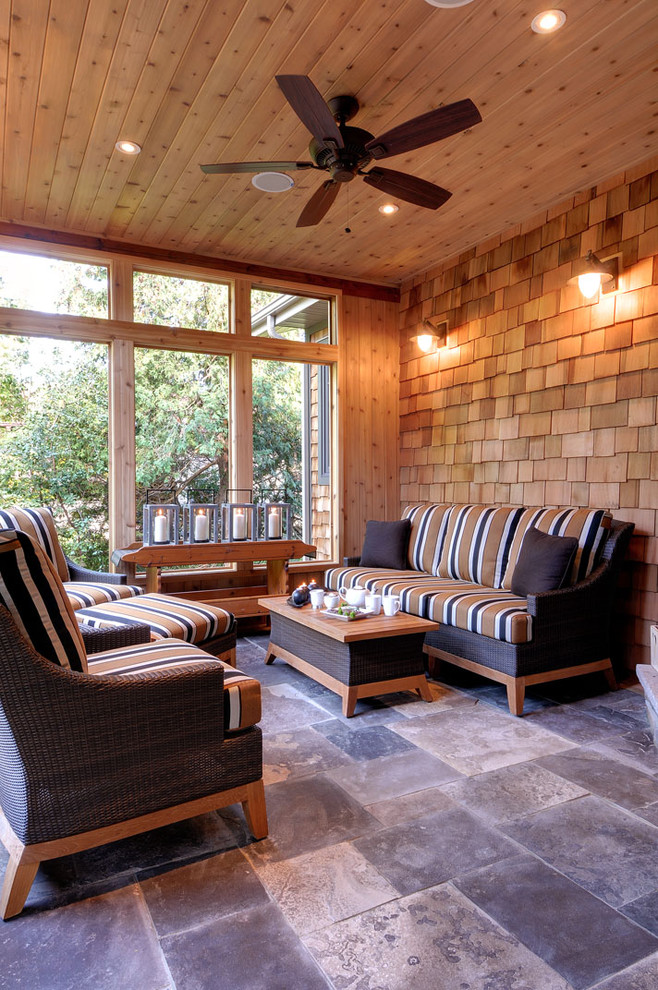 Inspiration pour un porche d'entrée de maison arrière design de taille moyenne avec une moustiquaire, des pavés en pierre naturelle et une extension de toiture.