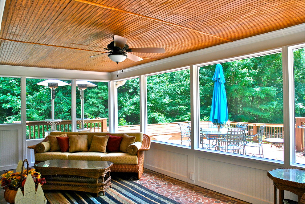 Exemple d'un porche d'entrée de maison chic avec une extension de toiture et une moustiquaire.