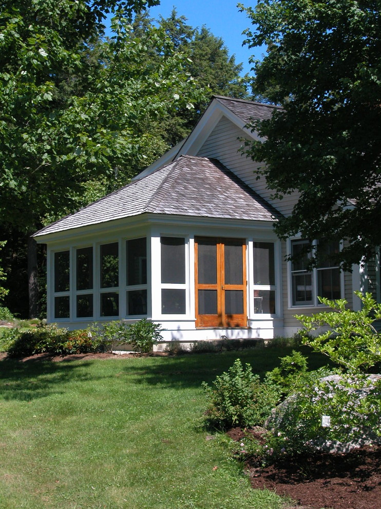 Verglastes, Überdachtes Klassisches Veranda im Vorgarten in Portland Maine