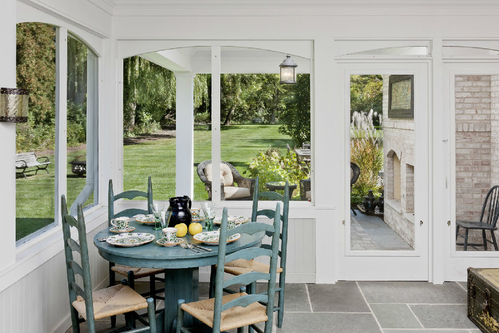 Idéer för mellanstora vintage innätade verandor längs med huset, med naturstensplattor och takförlängning