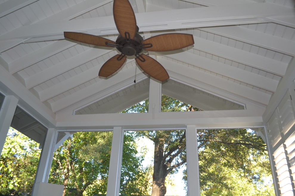 На фото: веранда среднего размера на заднем дворе в стиле кантри с крыльцом с защитной сеткой и навесом с