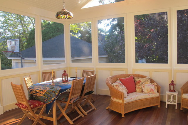 Exempel på en mellanstor klassisk veranda på baksidan av huset, med naturstensplattor