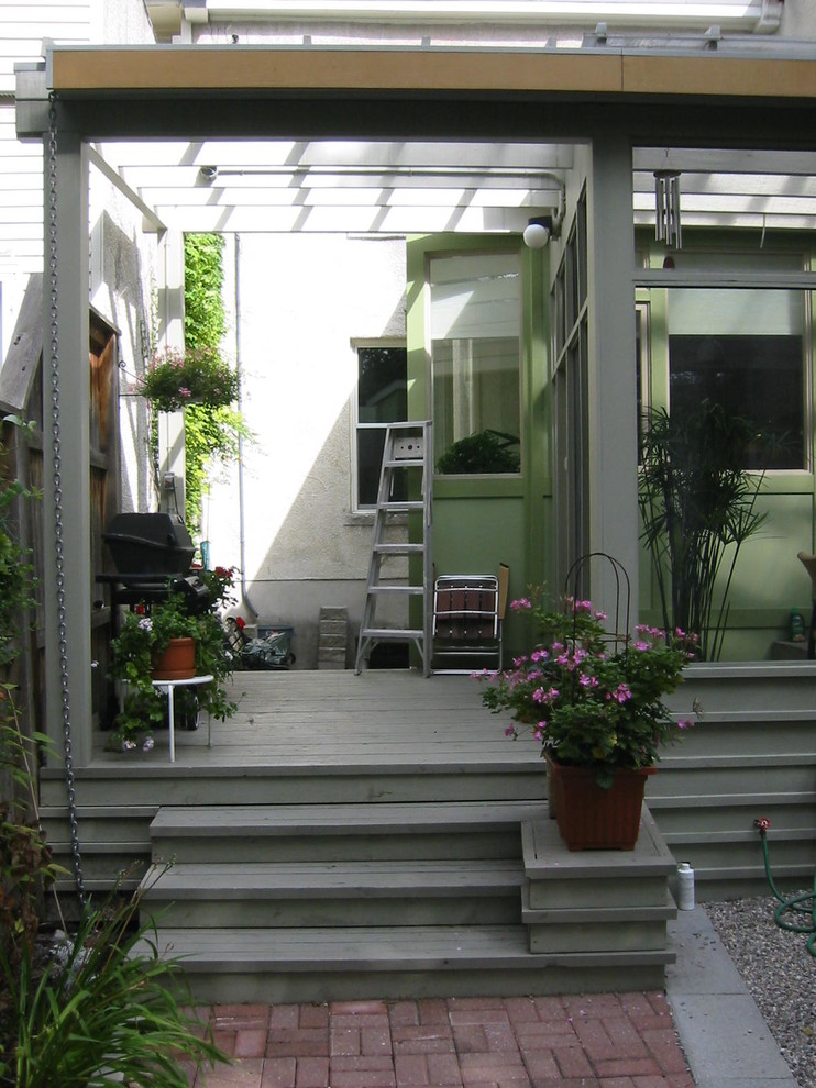 Idées déco pour un petit porche d'entrée de maison arrière contemporain avec une moustiquaire, des pavés en béton et une extension de toiture.