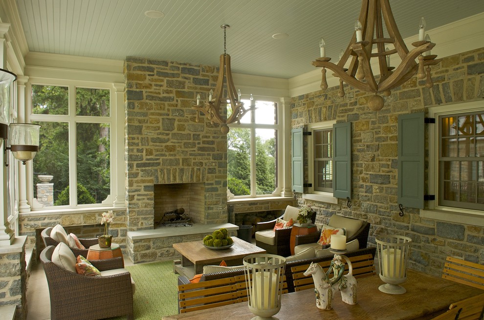 Inspiration pour un porche d'entrée de maison traditionnel avec un foyer extérieur et une extension de toiture.