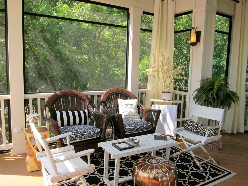 Classic screened-in porch idea in Chicago with decking and a roof extension