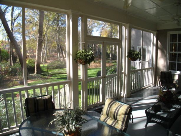 Exempel på en stor klassisk veranda