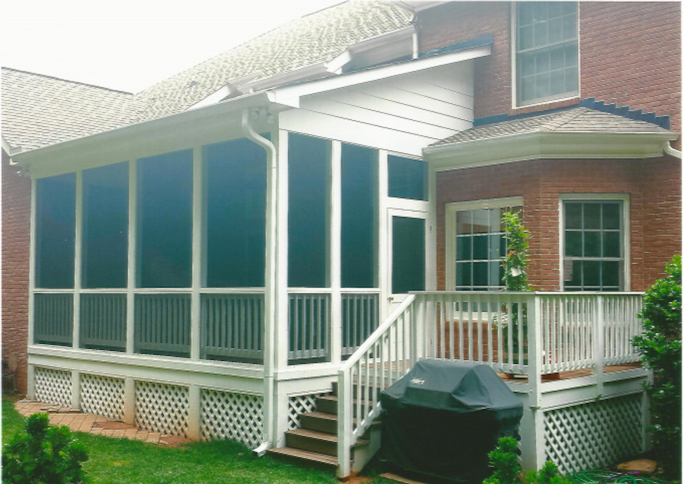 Foto di un portico tradizionale di medie dimensioni e dietro casa con un portico chiuso, pedane e un tetto a sbalzo