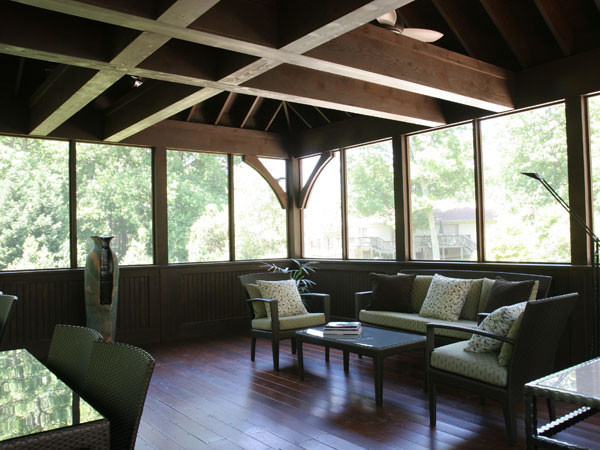 Idées déco pour un porche d'entrée de maison arrière montagne de taille moyenne avec une terrasse en bois, une extension de toiture et une moustiquaire.