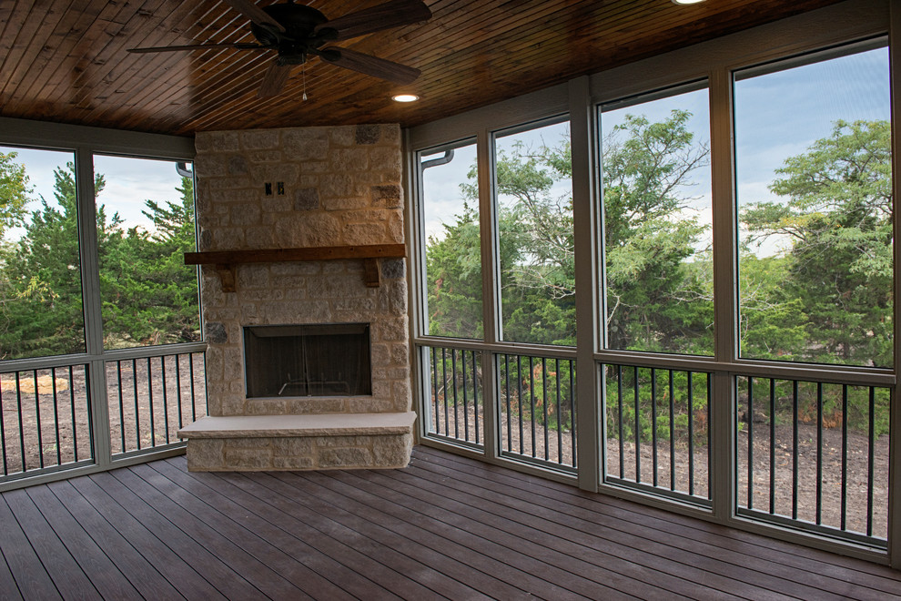 Cette photo montre un porche d'entrée de maison chic avec une moustiquaire et une extension de toiture.