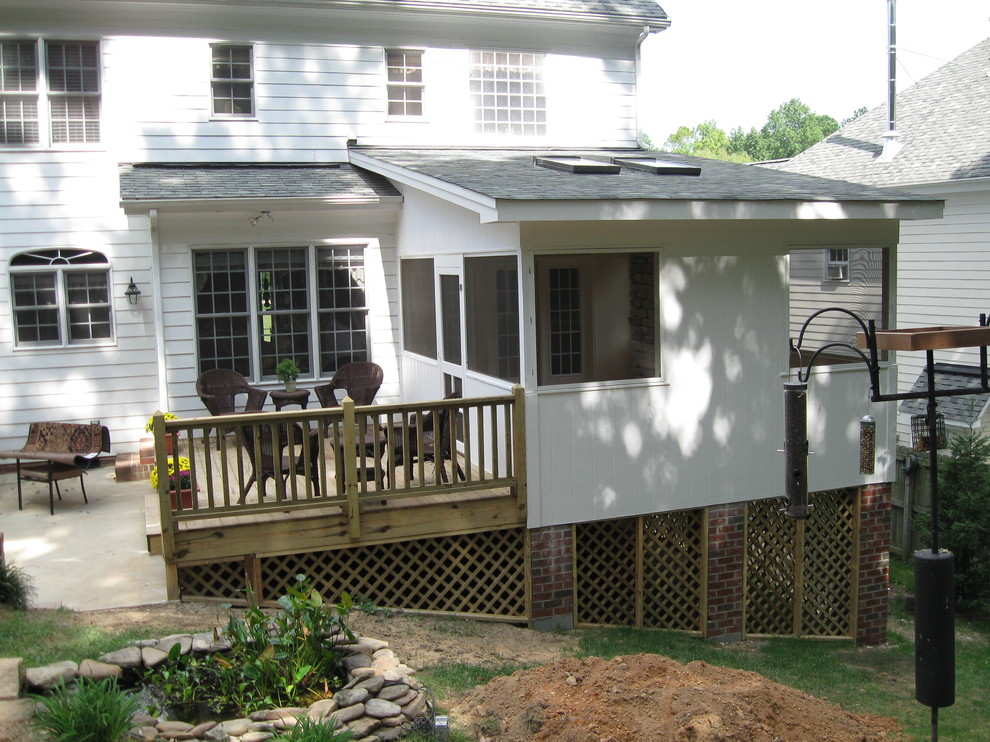 Foto de porche cerrado tradicional de tamaño medio en patio trasero y anexo de casas