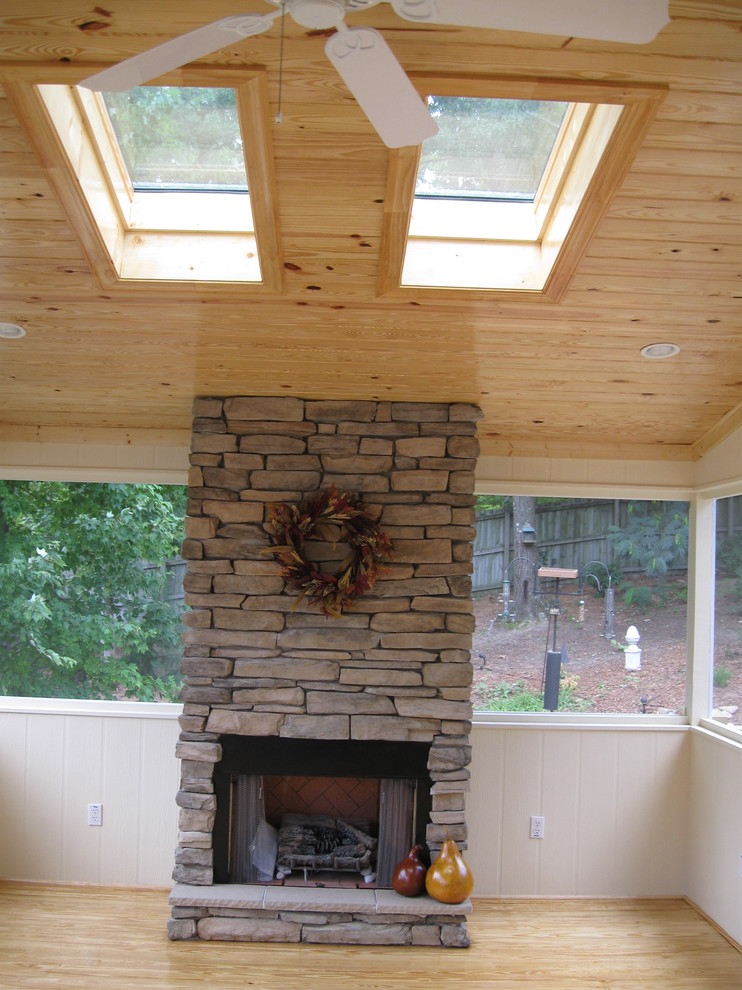 Exemple d'un porche d'entrée de maison arrière chic de taille moyenne avec une moustiquaire et une extension de toiture.