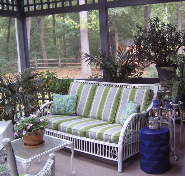 Screened Porch with lattice finish Eklektisch Veranda