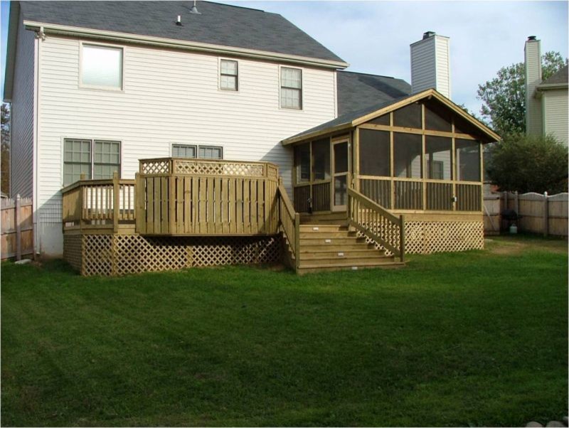 Immagine di un portico tradizionale dietro casa con un portico chiuso, pedane e un tetto a sbalzo